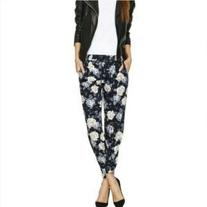 Aritzia Talula Dark Gray & Black Floral Joggers